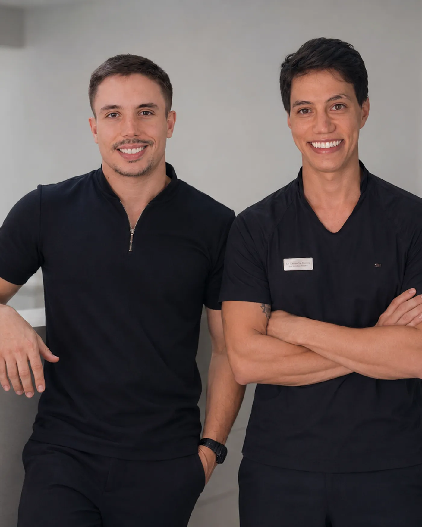 Dr. Carlos Willian Pereira e Dr. Luiz Eduardo Pereira de Souza, dentistas da White Lounge Odontologia na Trindade, Florianópolis